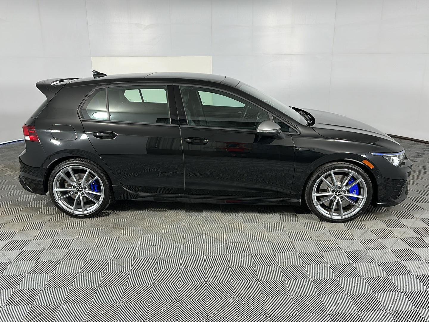 Used 2024 Mythos Black Metallic Volkswagen 4Motion image 4