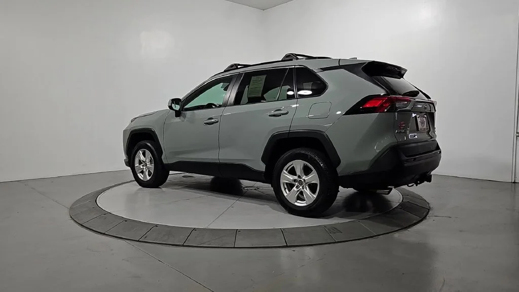 Used 2021  Toyota XLE image 3