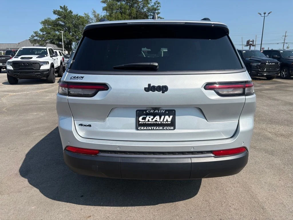 New 2026 Silver Zynith Exterior Paint Jeep Altitude image 6