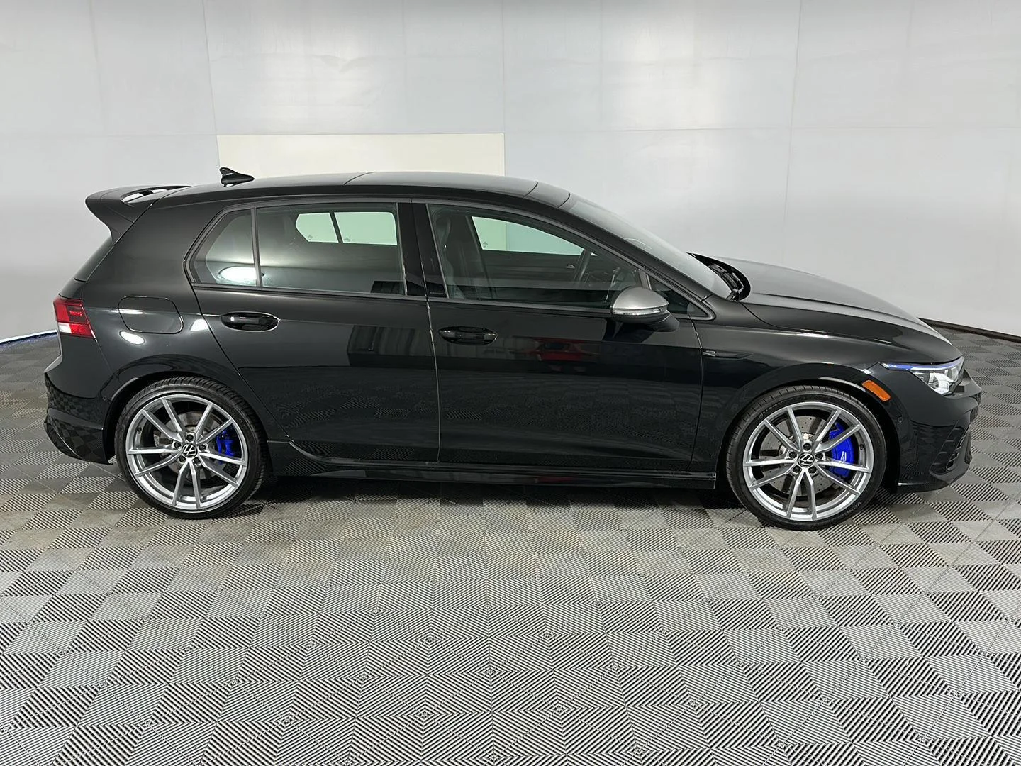 Used 2024 Mythos Black Metallic Volkswagen 4Motion image 4