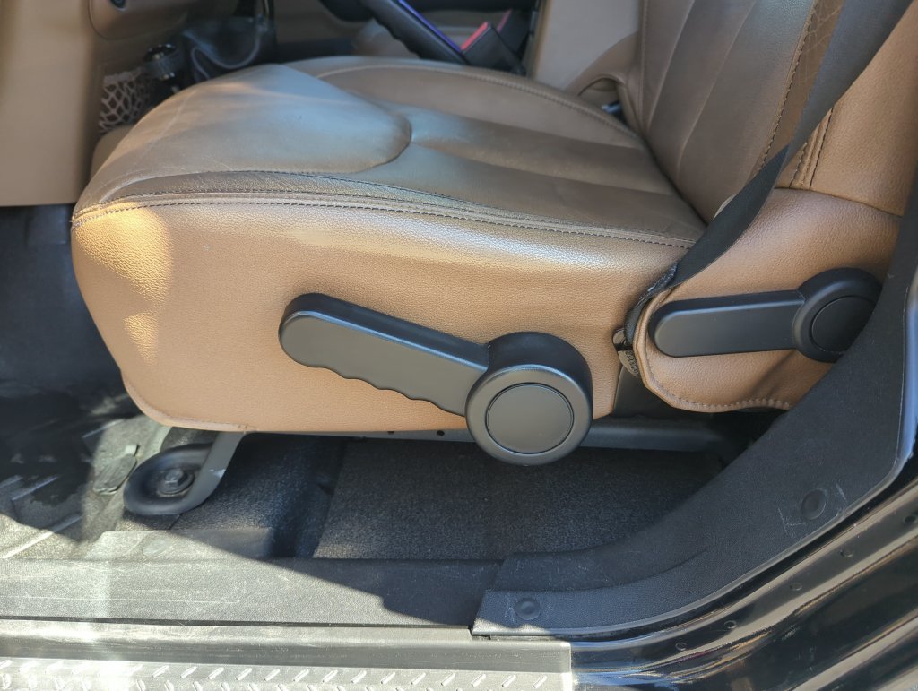 Used 2015 Black Jeep Unlimited Sahara image 13