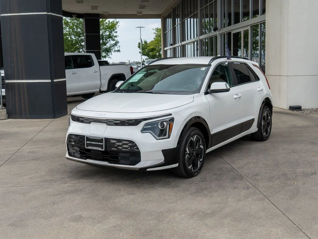 Certified Used 2024 White Kia Wind image 3