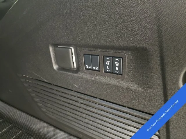 Used 2025 Summit White GMC AT4 image 20