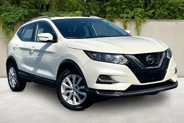 Used 2020 White Nissan SV image 3
