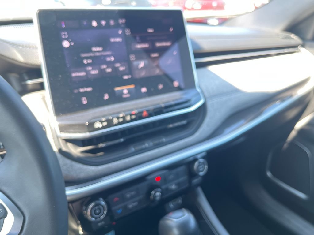 Used 2024 White Jeep Latitude image 17