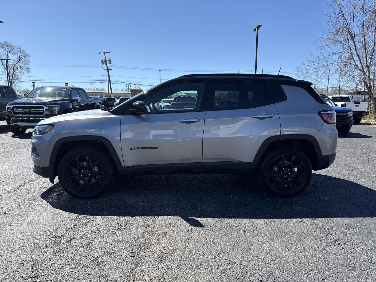 Used 2022 Billet Silver Metallic Clearcoat Jeep Altitude image 15