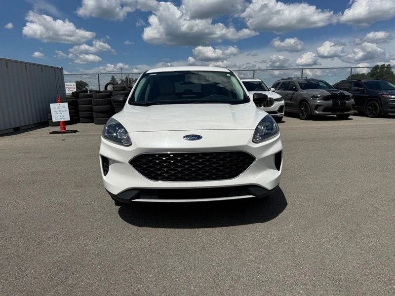 Used 2022 White Ford SE image 2