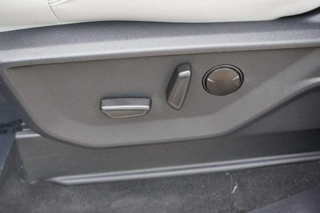 Used 2025 Silver Ford Platinum image 28