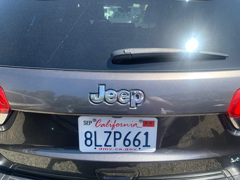 Used 2019 Granite Crystal Metallic Clearcoat Jeep Laredo E image 7