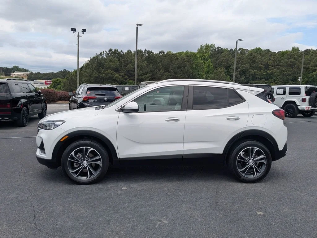 Used 2022 Summit White Buick Select image 8