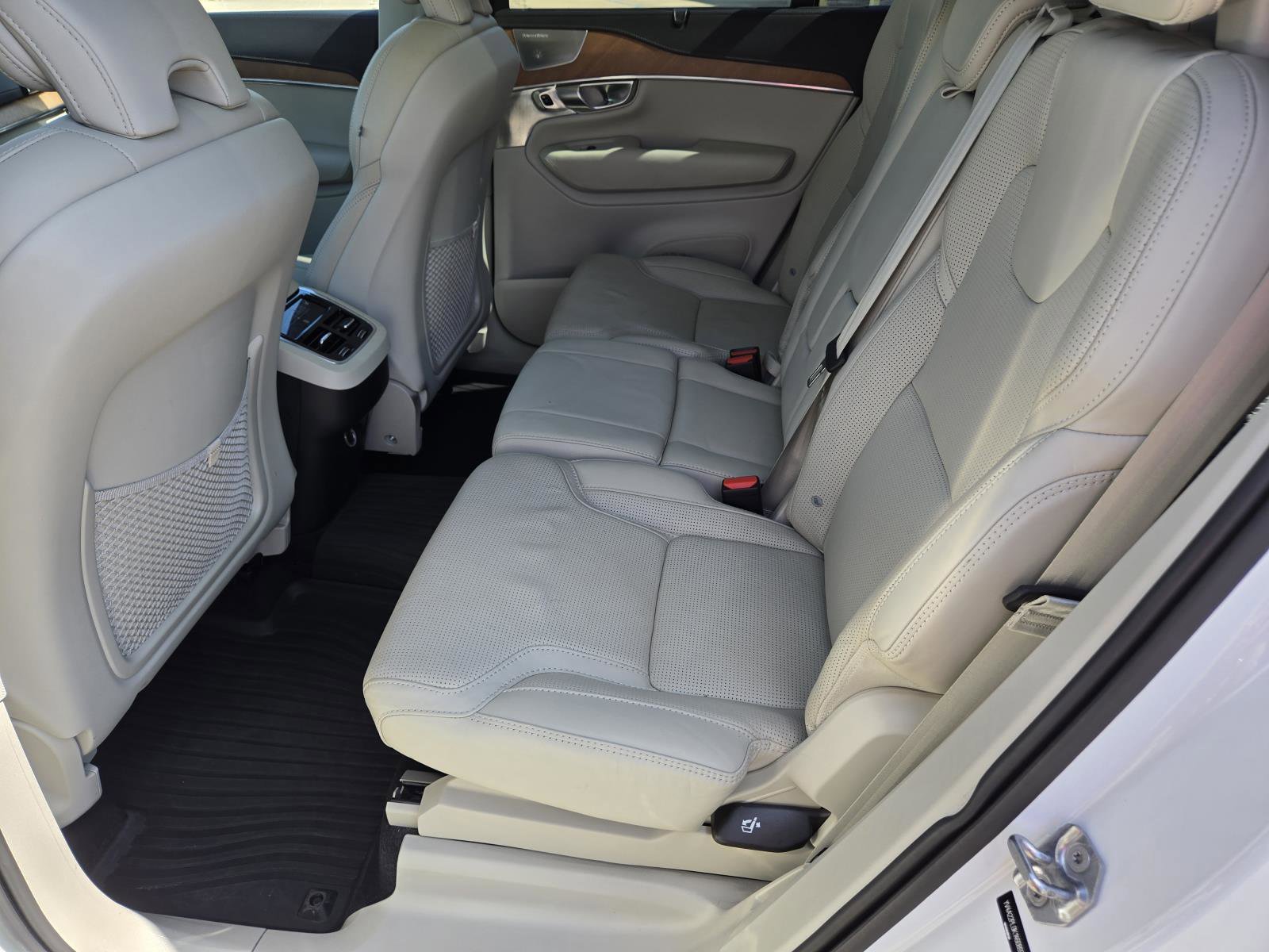 Used 2019 Crystal White Pearl Volvo Inscription image 32
