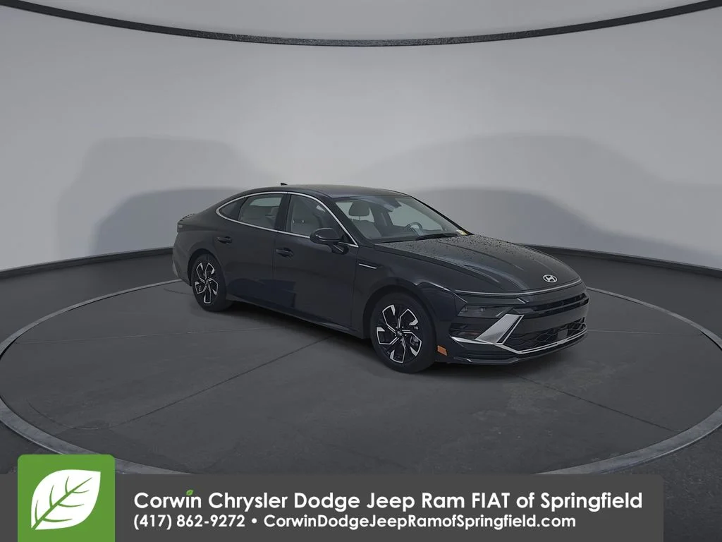 Used 2025 Black Hyundai SEL image 3