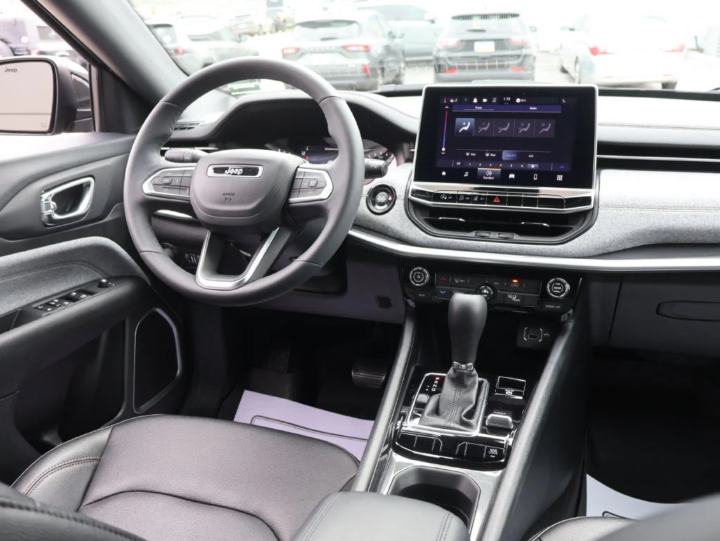 Used 2024 Gray Jeep Latitude Lux image 12