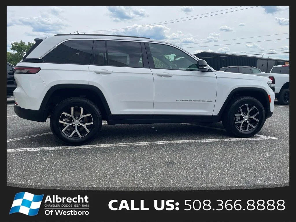 New 2025 Bright White Clear-Coat Exterior Paint Jeep Limited image 6