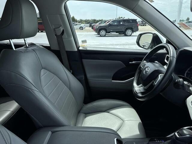 Used 2023 Wind Chill Pearl Toyota XLE image 11