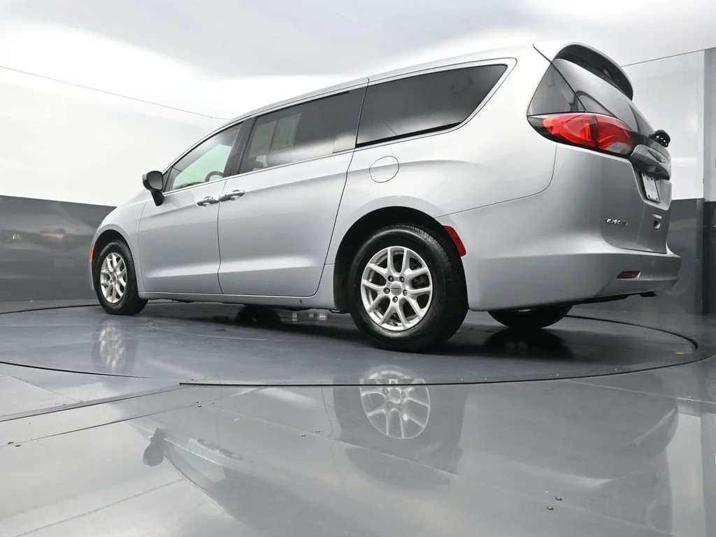 Used 2022 Silver Chrysler LX image 27