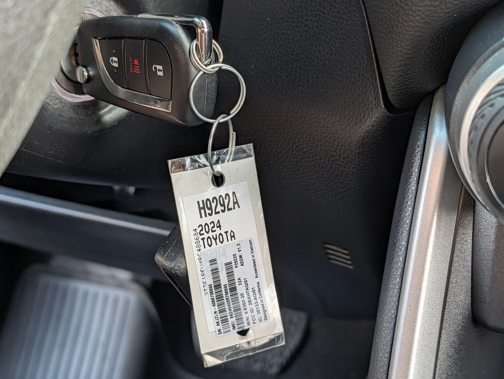 2024 Toyota RAV4 LE - Photo 31