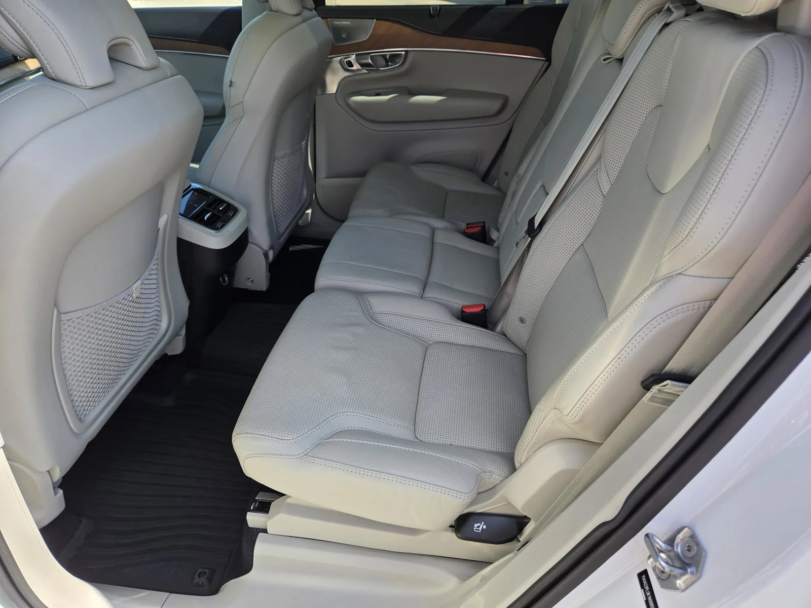 Used 2019 Crystal White Pearl Volvo Inscription image 32