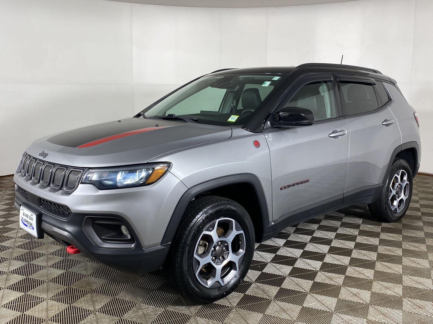Used 2022 Billet Silver Metallic Clearcoat Jeep Trailhawk image 25