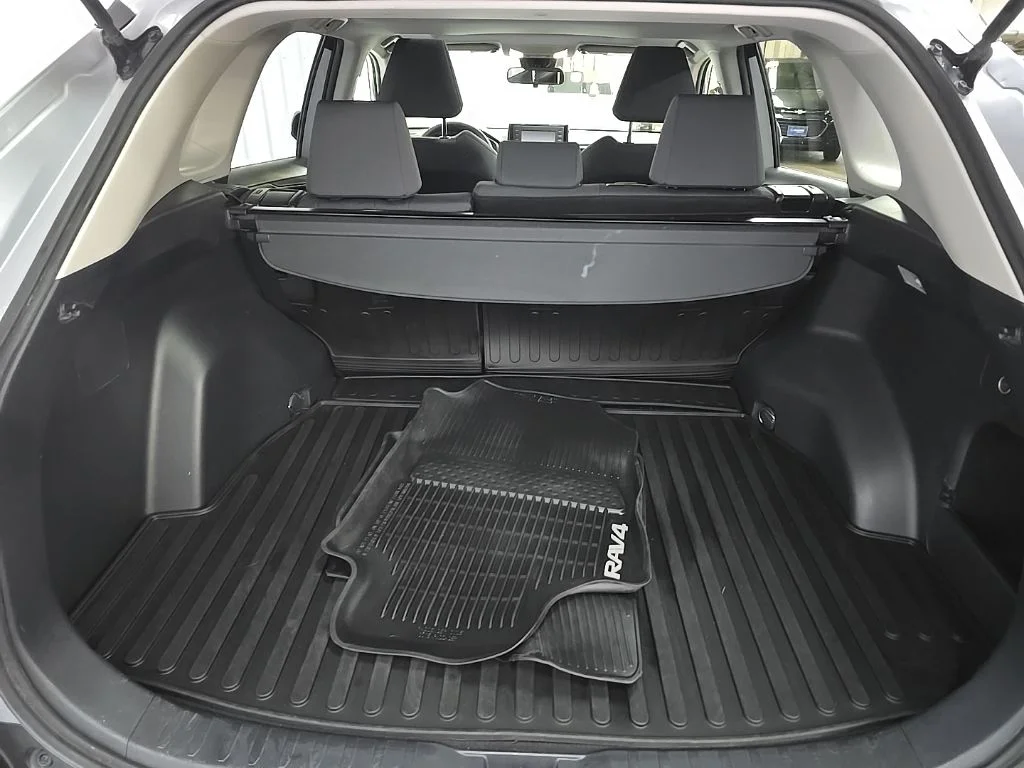 Used 2019 Silver Toyota XLE image 12