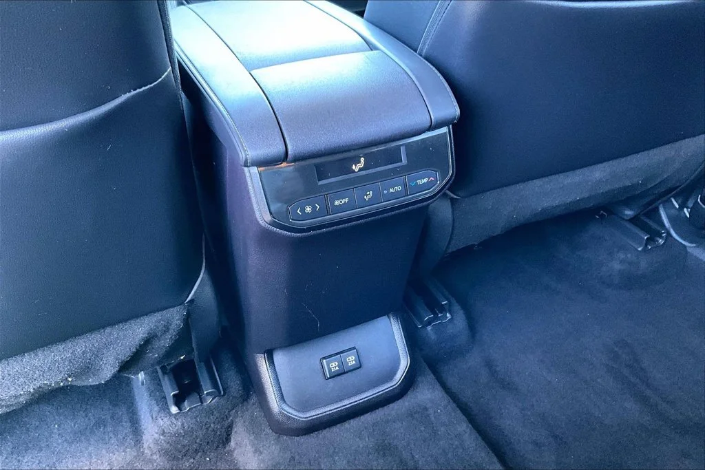 Used 2021 Silver Toyota XLE image 10