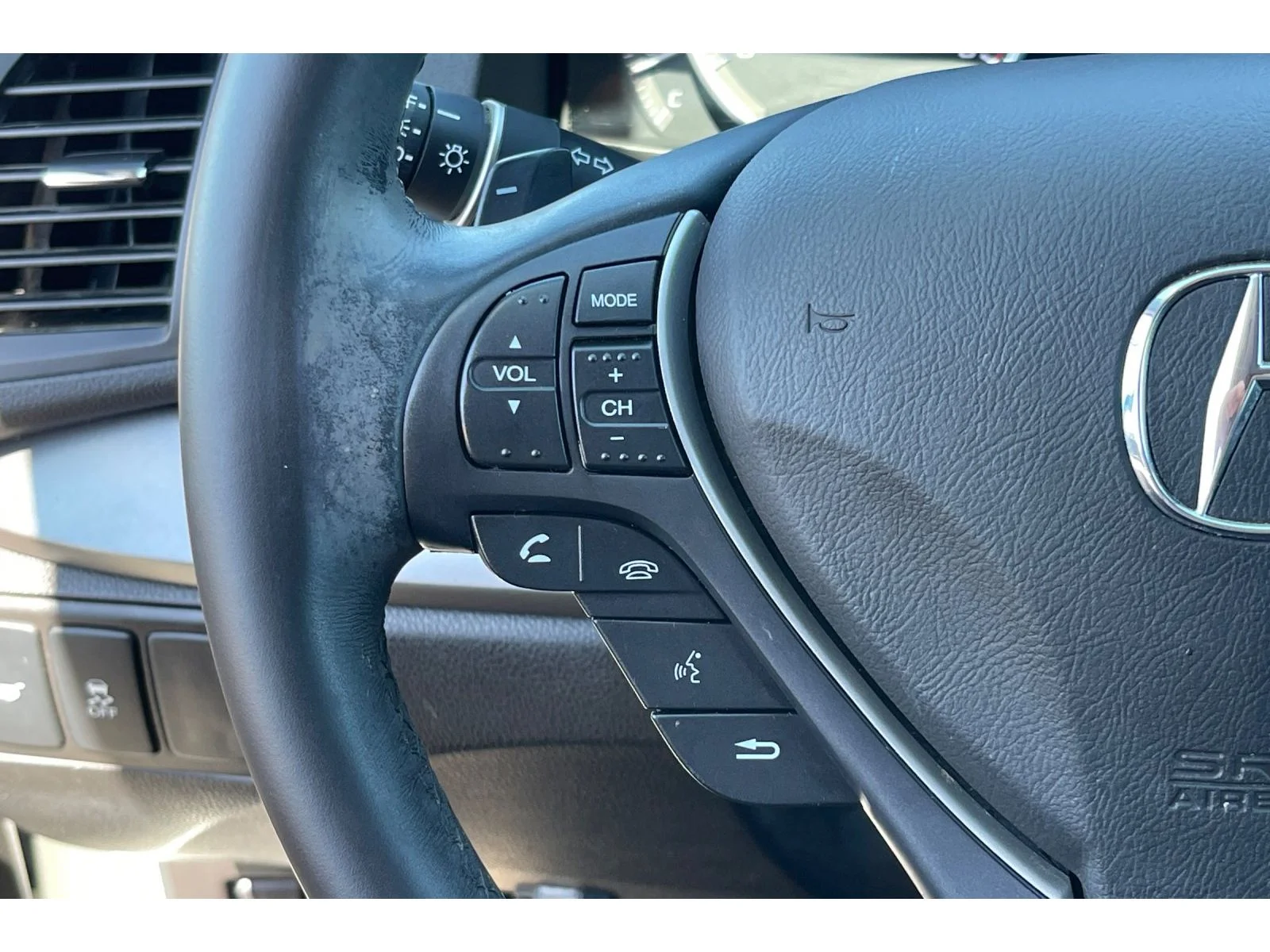 Used 2017 White Diamond Pearl Acura w/AcuraWatch Plus image 37