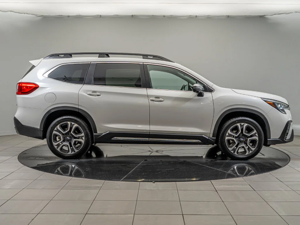 Used 2023 Crystal White Pearl Subaru Limited image 4