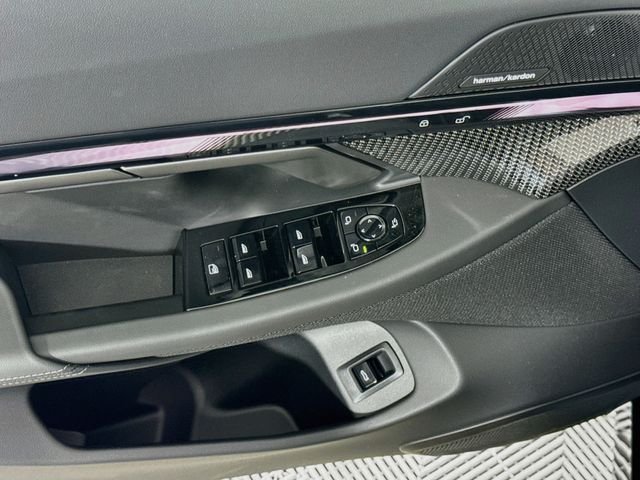 New 2027 Carbon Black Metallic BMW 550e xDrive image 18