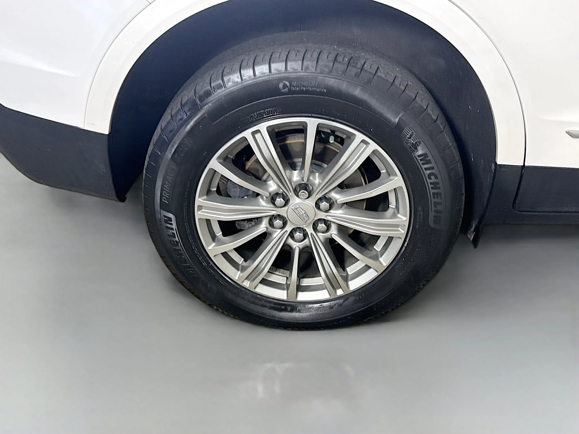 Used 2018 Crystal White Tricoat Cadillac Luxury FWD image 29