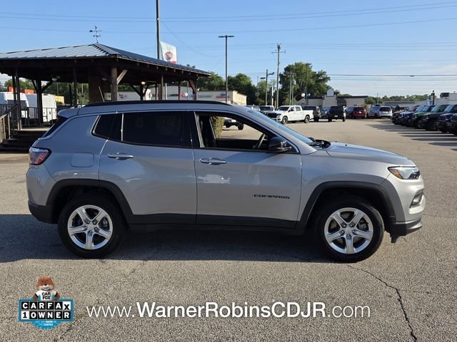 Used 2024  Jeep Latitude image 16