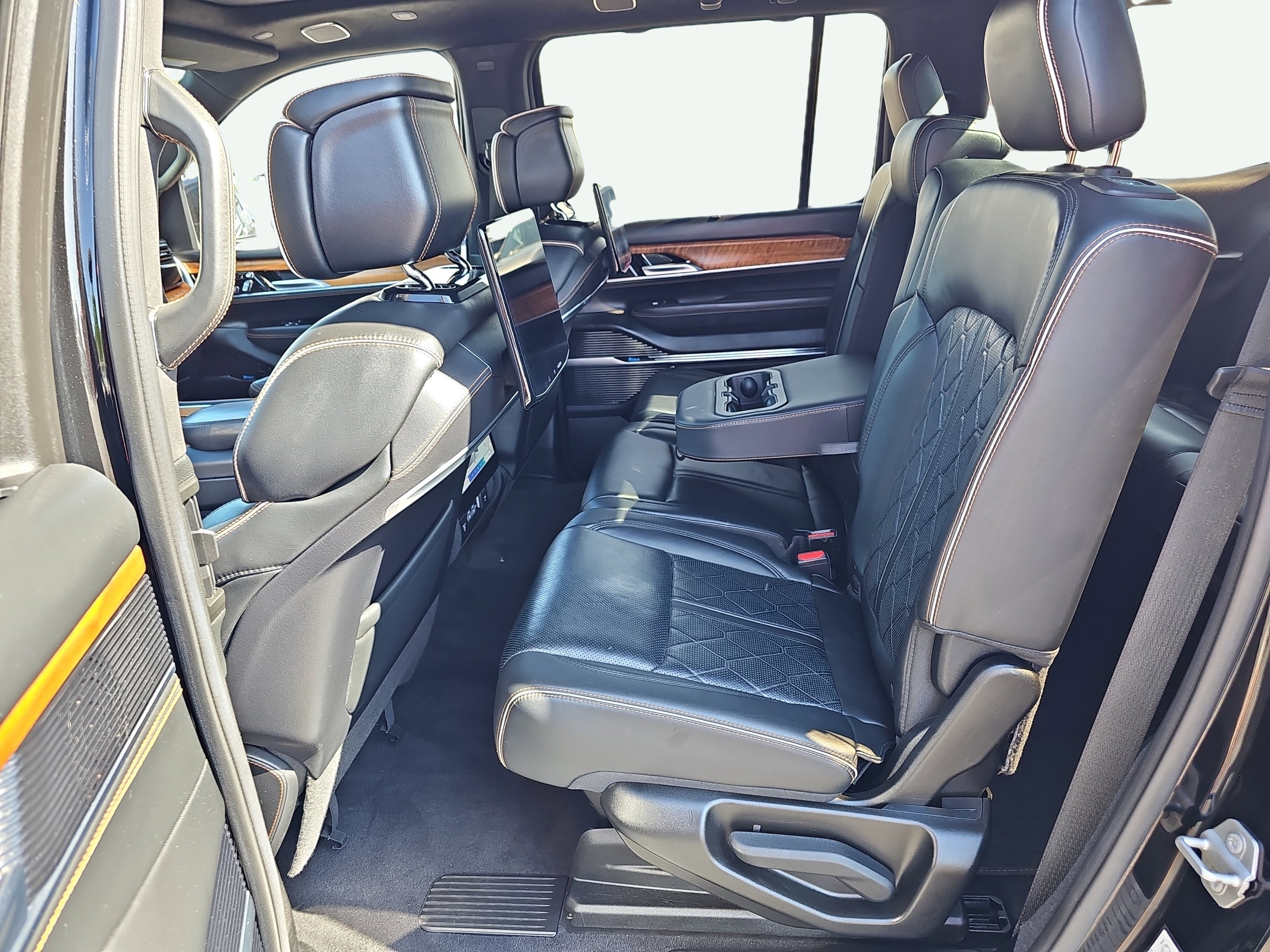 Used 2022 Diamond Black Crystal Pearlcoat Jeep Series III image 31