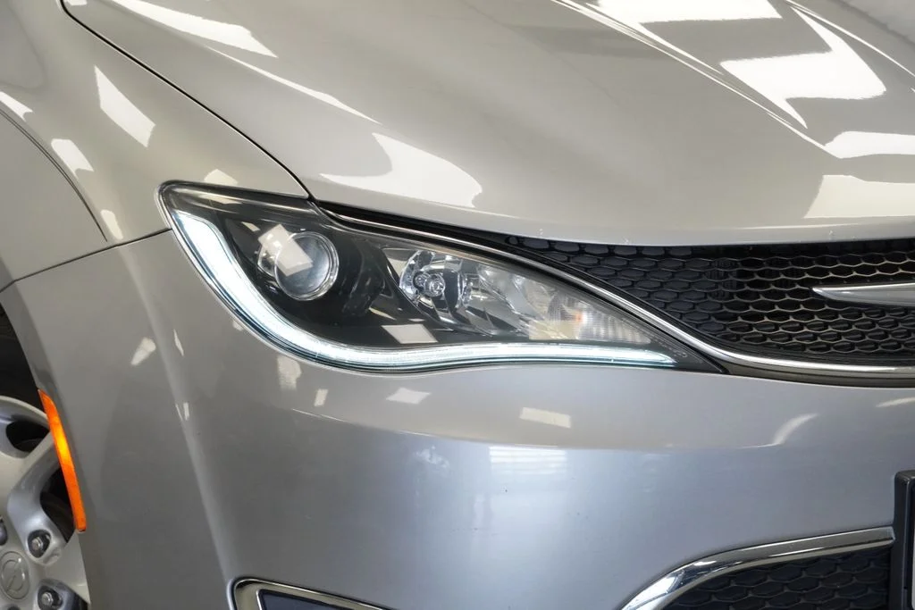 Used 2019 Silver Chrysler Touring Plus image 7