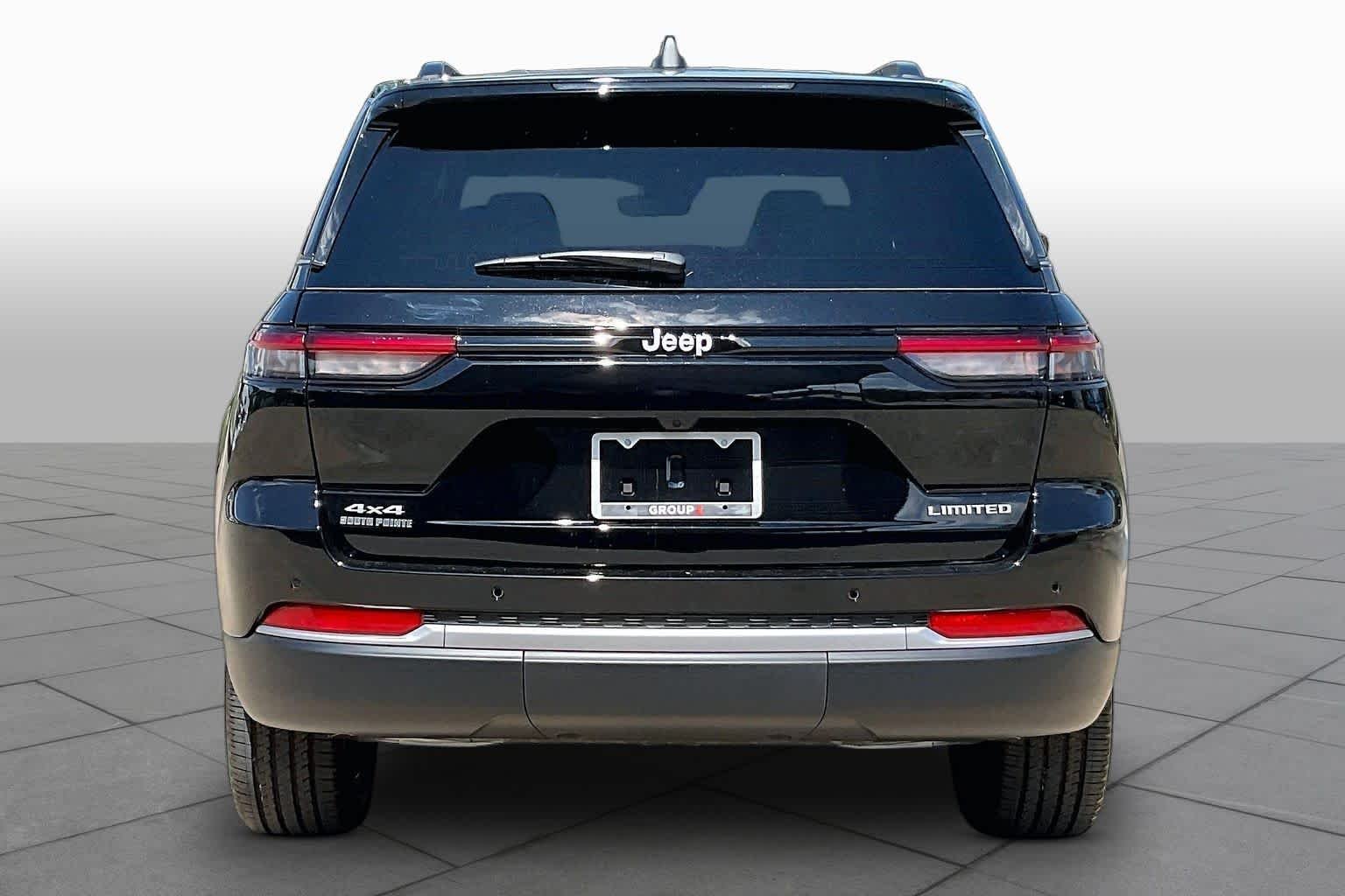 New 2026 Diamond Black Crystal Pearl-Coat Exterior Paint Jeep Limited image 4