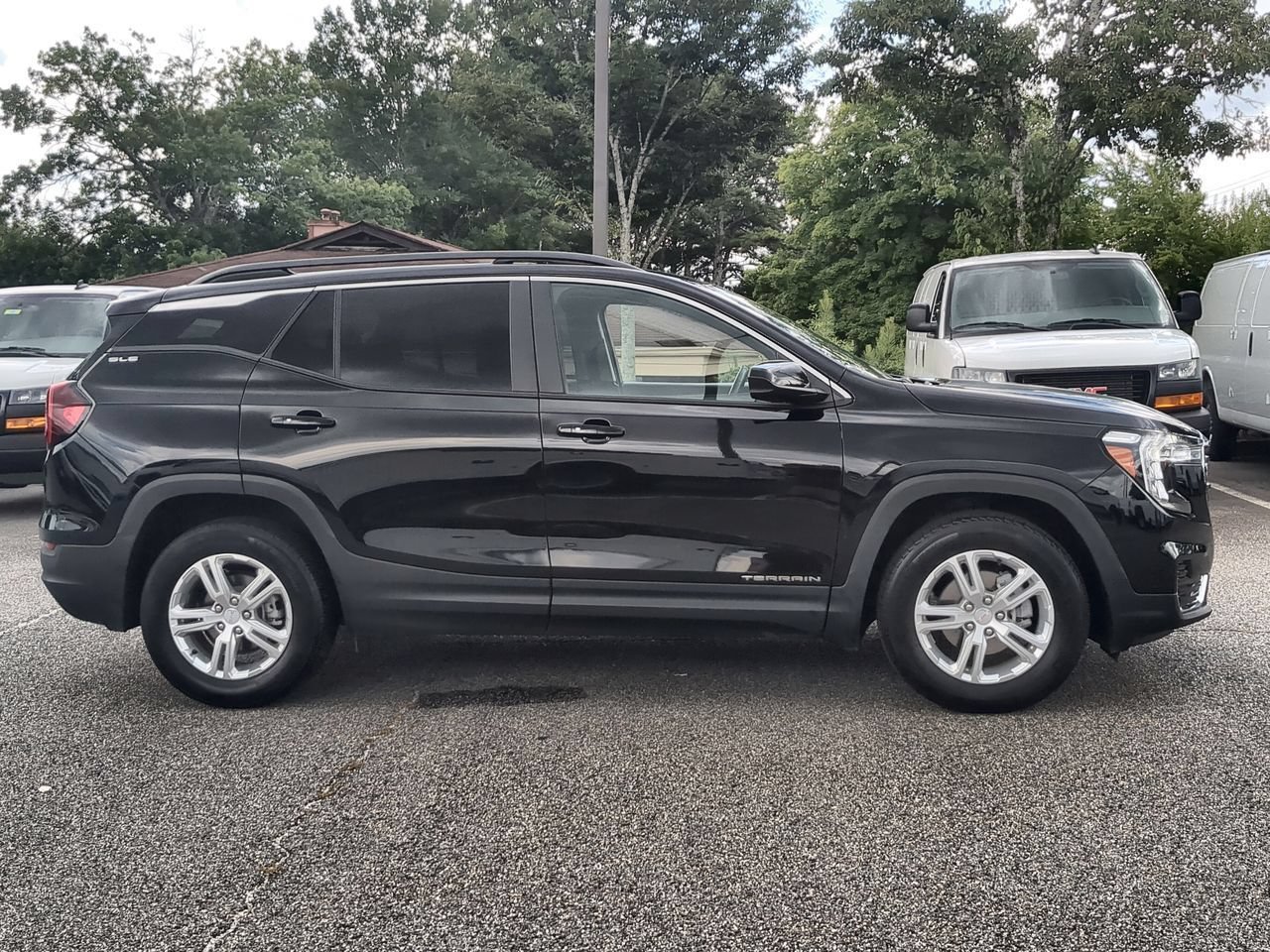 Used 2023 Ebony Twilight Metallic GMC SLE image 9