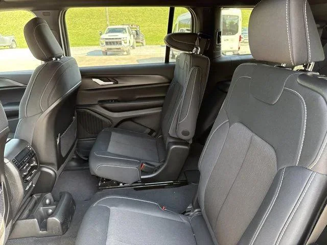 New 2026 Bright White Clear-Coat Exterior Paint Jeep Laredo X image 6