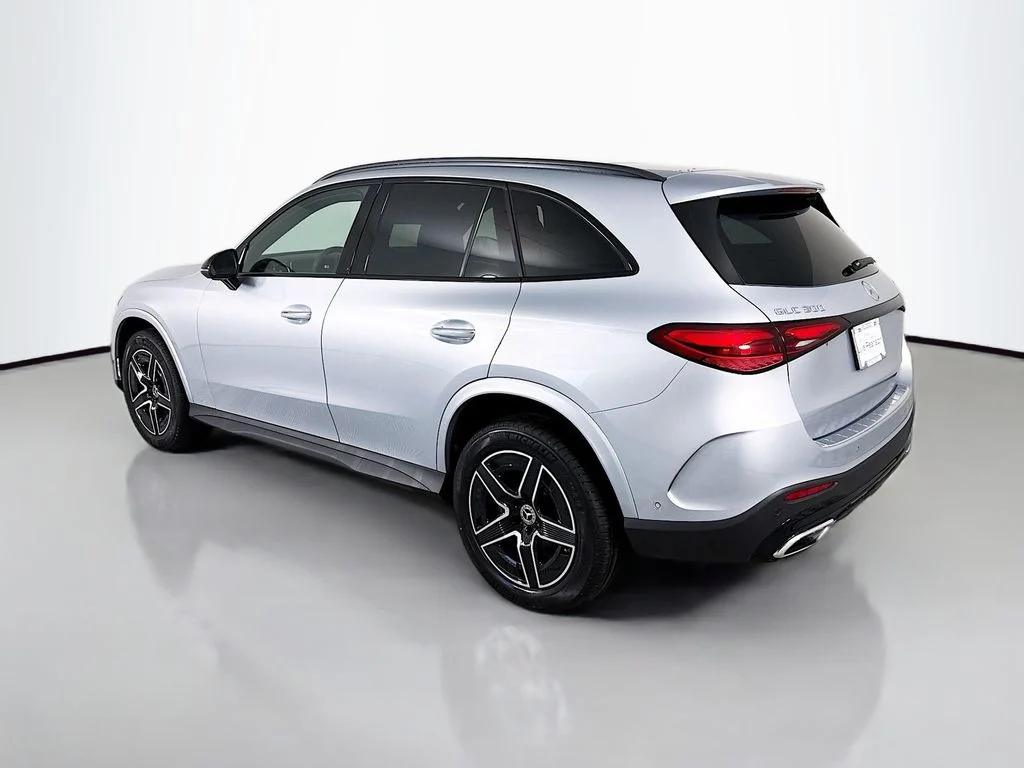 Used 2026  Mercedes-Benz GLC 300 image 3