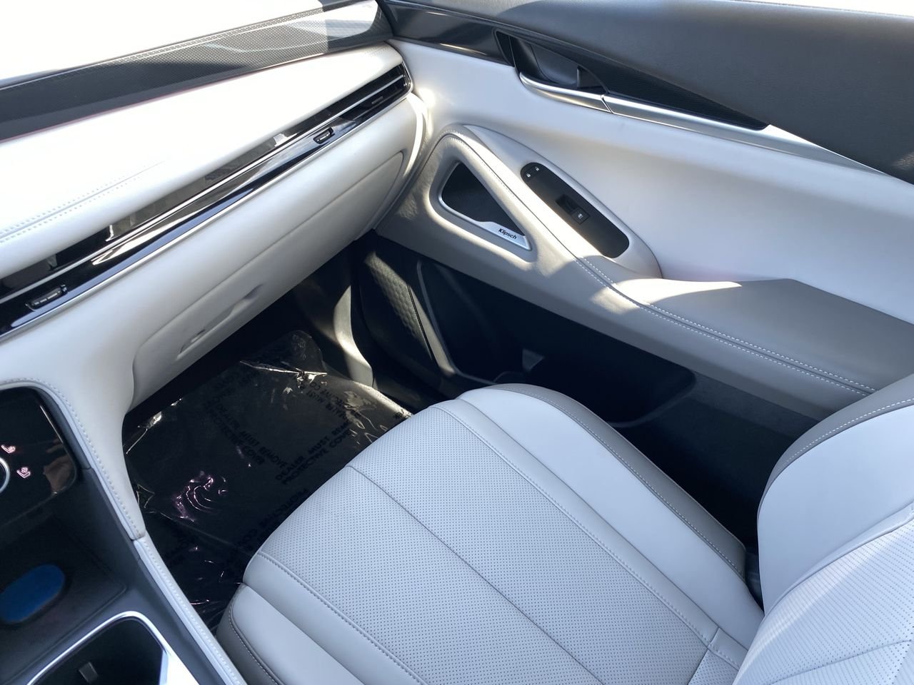 New 2027 2T RAD WHT INFINITI SPORT image 18