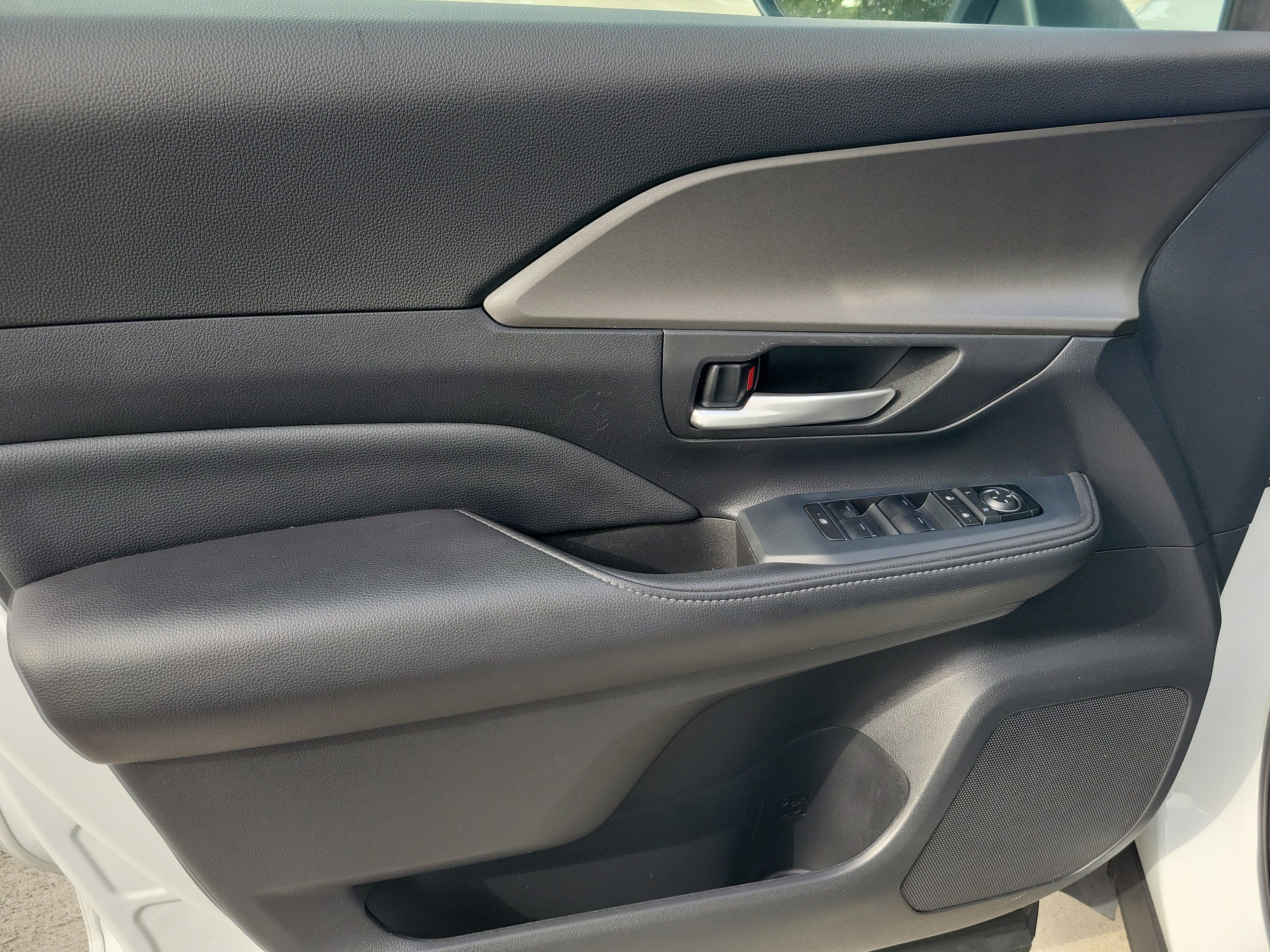 Used 2025 Pearl Toyota LE image 21
