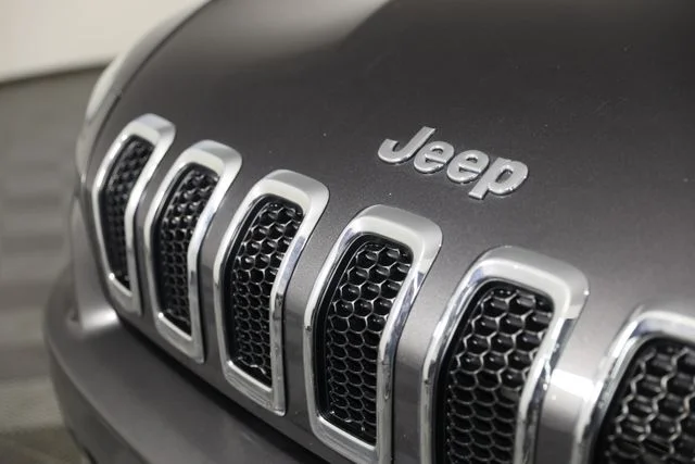 Used 2018 Gray Jeep Latitude Plus image 28