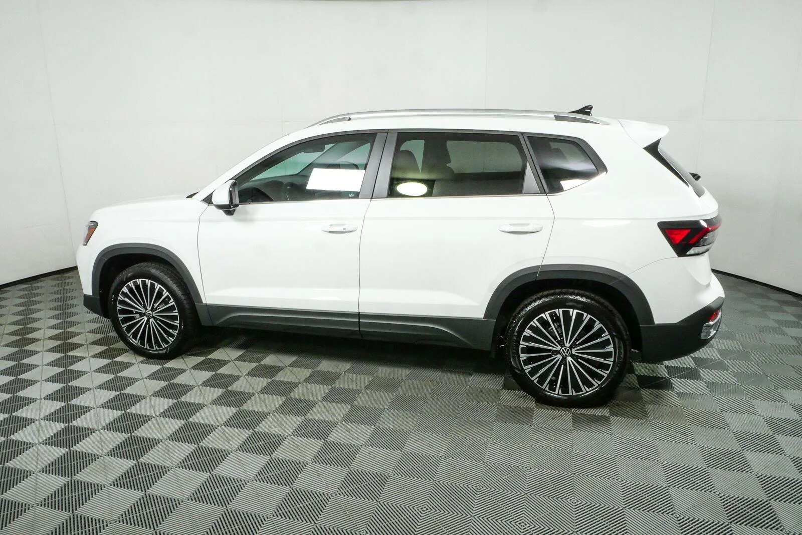 New 2026 Pure White Volkswagen SE image 30