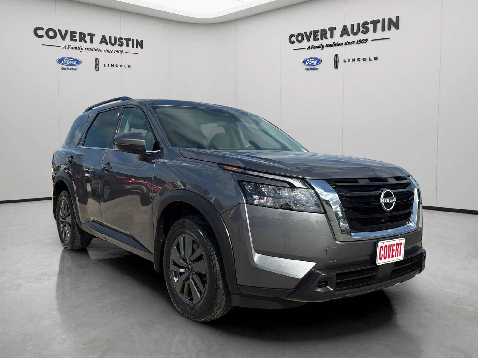 Used 2024 Gray Nissan SV image 7