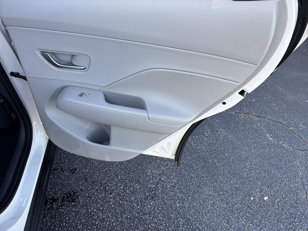 New 2026 White Hyundai SEL Premium FWD image 16