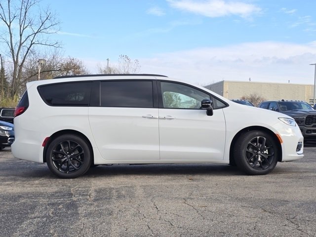 New 2026 Bright White Clear-Coat Exterior Paint Chrysler Select image 28