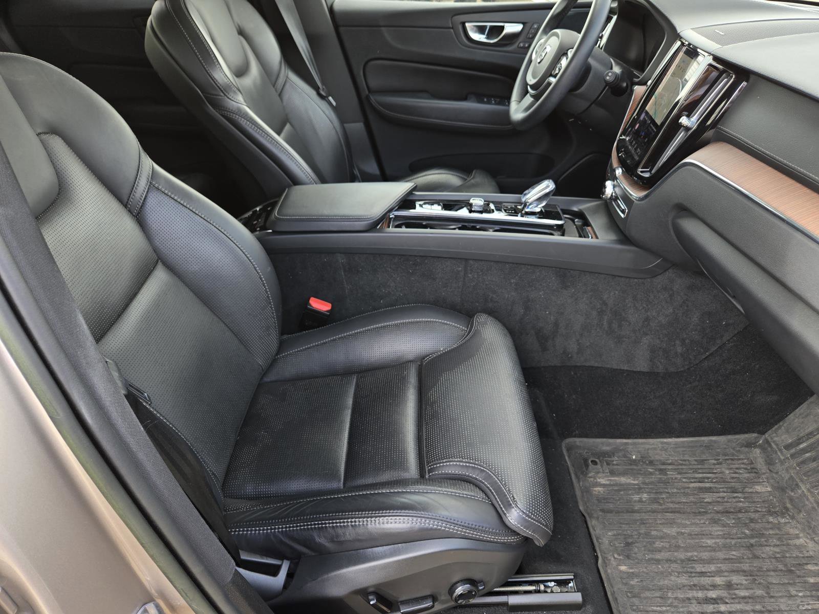 Used 2023 Silver Dawn Metallic Volvo Ultimate Bright Theme image 30