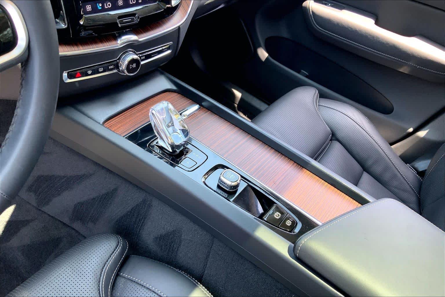Used 2023 Crystal White Metallic Volvo Ultimate Dark Theme image 17