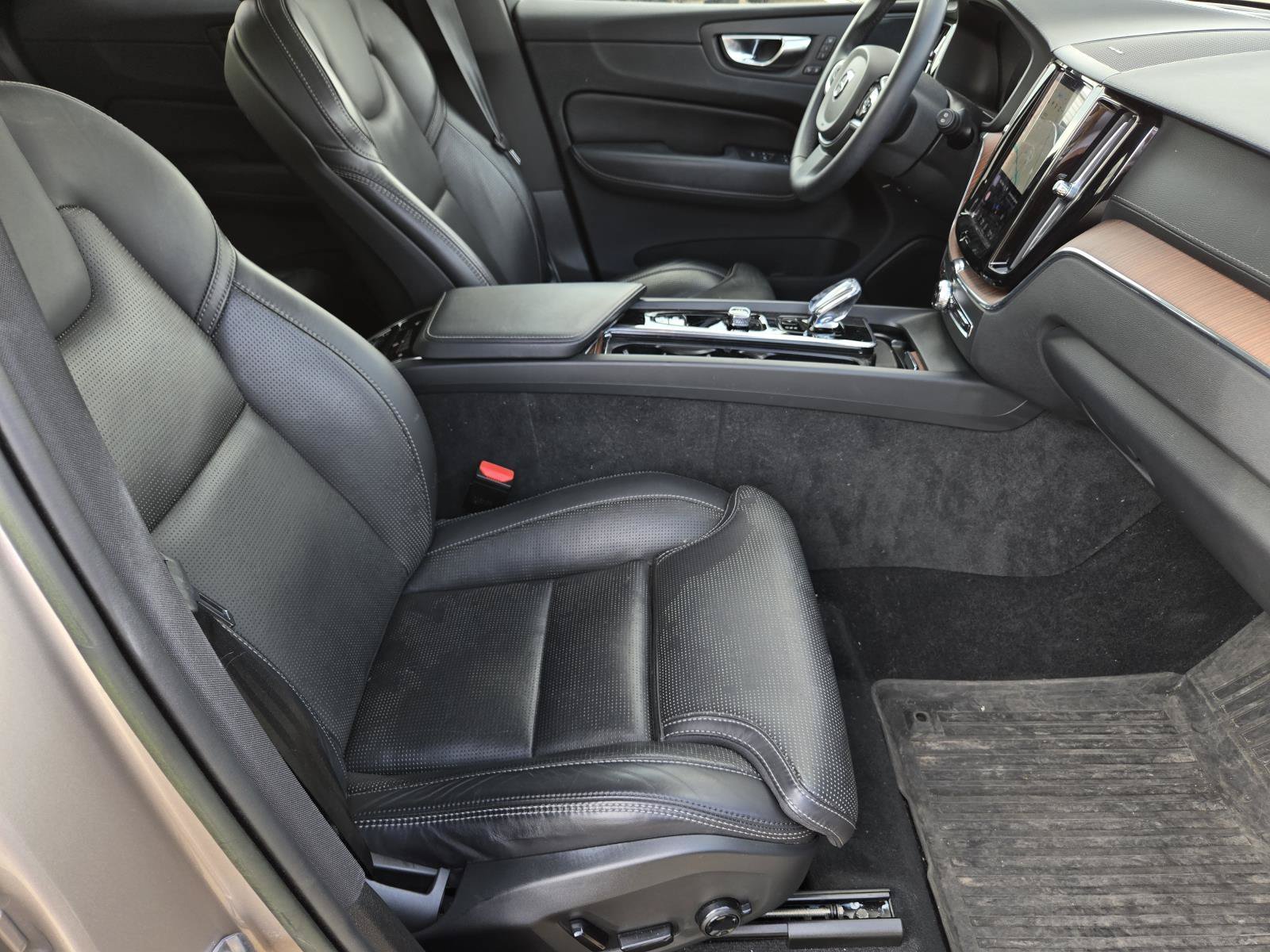 Used 2023 Silver Dawn Metallic Volvo Ultimate Bright Theme image 30