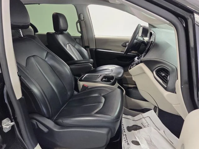 Used 2023 Black Chrysler Touring L image 17