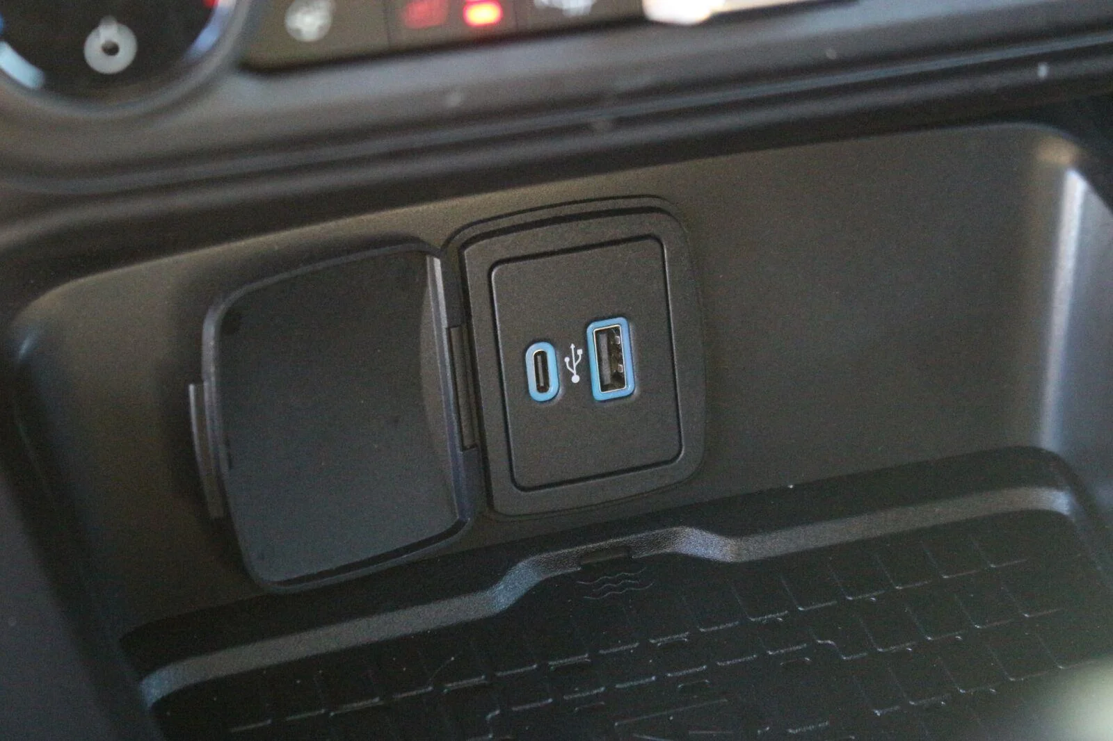 Used 2024 Oxford White Ford Badlands image 27