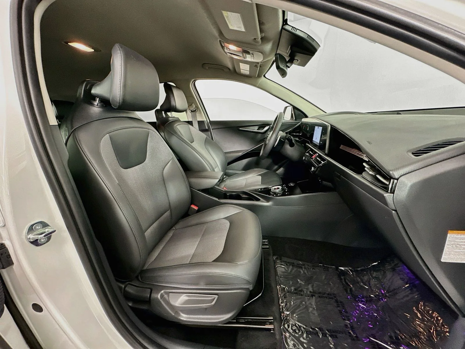 Used 2025 Snow White Pearl Kia EX image 28
