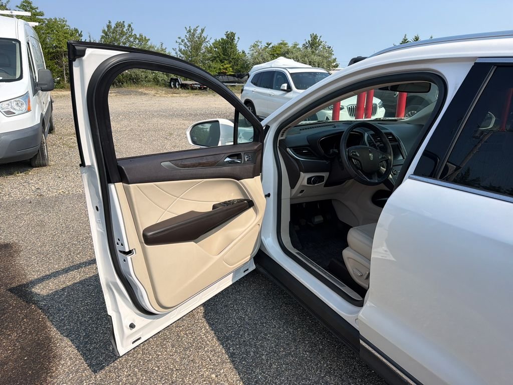 Used 2018 White Platinum Clearcoat Metallic Lincoln Reserve image 10